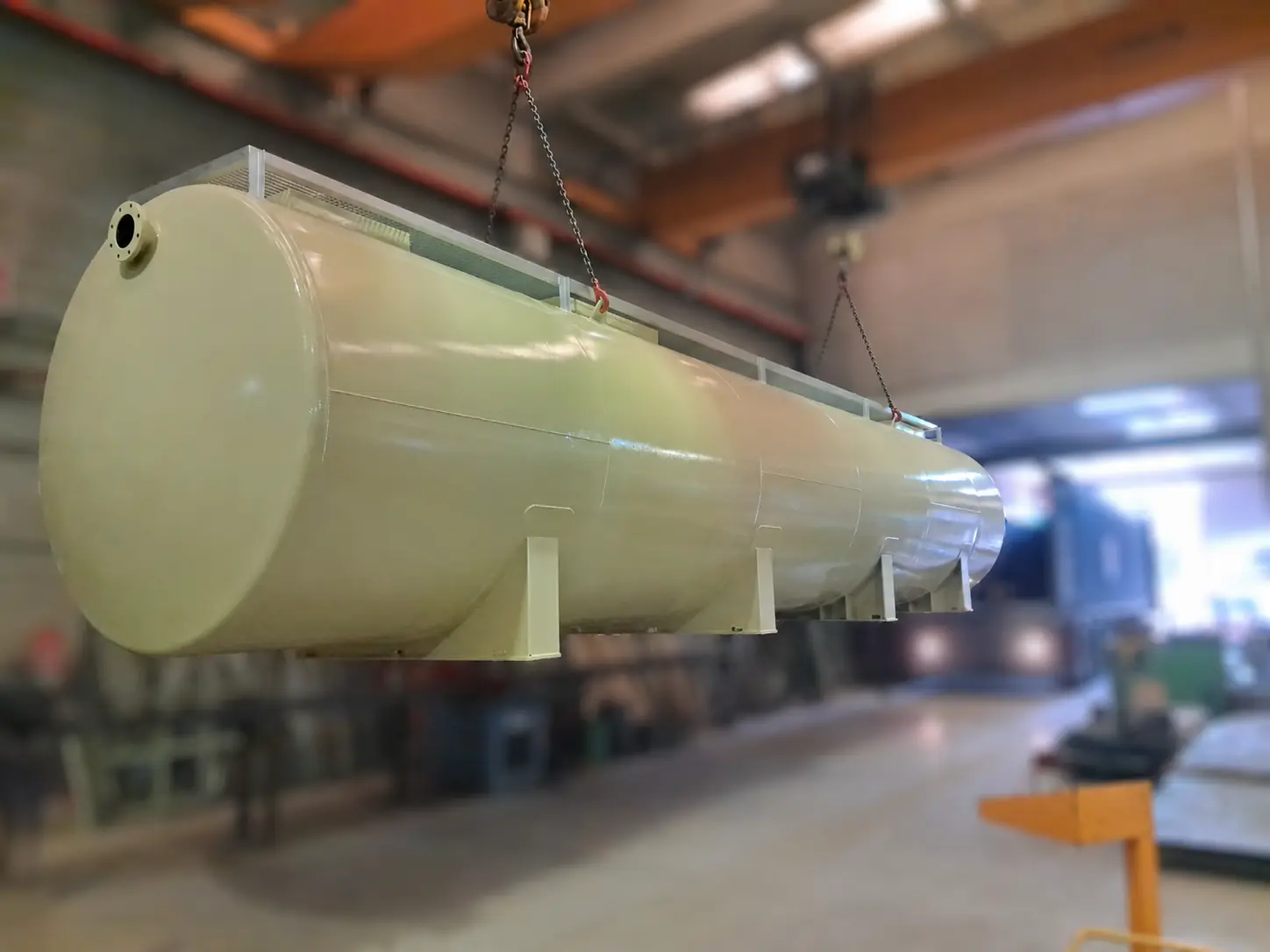 Dipòsit depuradora de 47.000 litres suspès de ponts grua al taller