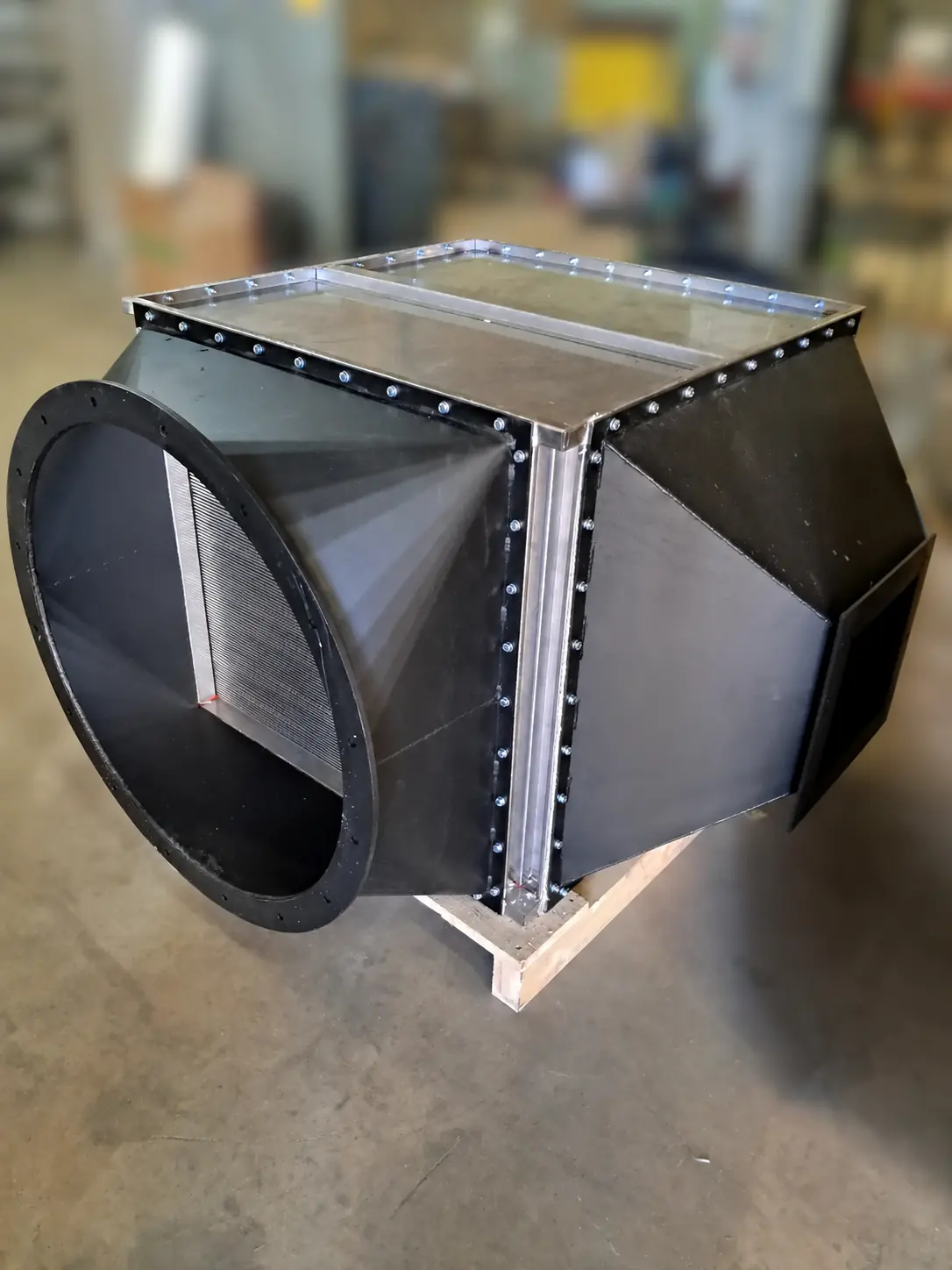 Steel transition hopper with flanged outlet