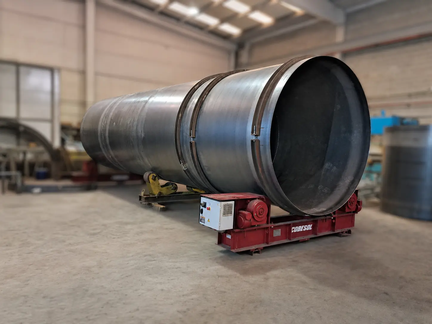 Rolled steel shell course on a welding positioner
